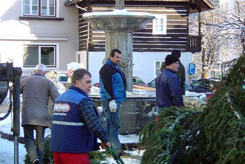 Christbaumaufstellen am Marktplatz Metnitz