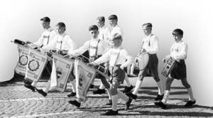 Landesfestzug 1960 mit Fanfarenzug und Trommlern.